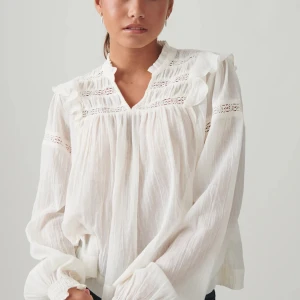 Blus - Säljer denna jätte fina blus från Gina. Aldrig provad, köpte fel storlek och glömde returnera i tid🥰