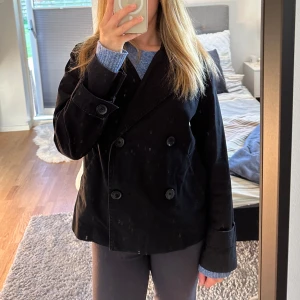 Trenchcoat Monki - Säljer denna kappa från Monki, superfint skick, inga slitage, strl XXS men passar mig som är strl S, 200kr+frakt!🤍 Nypris: 599kr