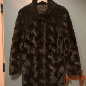 Jacka/kappa - Svart höst/vinter jacka. Mycket bra skick storlek L