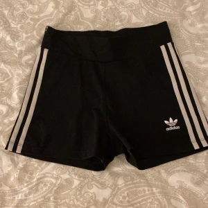 Adidas träningshorts - I nyttskick storlek S