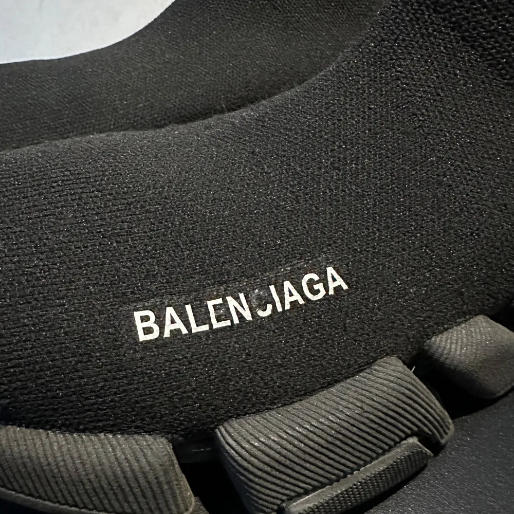 Säljer nu mina Balenciaga skor pågrund av att jag inte passar i skrona. Lite smutsiga men ändå fräscha skor för dig som letar efter ett ballt märke på skor. Texten (Balenciaga) på vänstra skon är lite sliten, vid fler frågor och svar skriv privat‼️:). Skor.