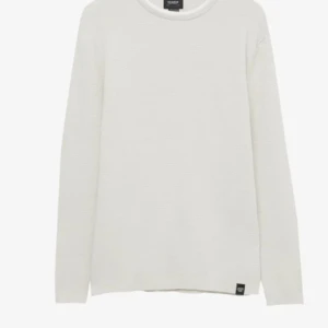 Vit tröja från Pull&Bear - Säljer en stilren vit tröja från Pull&Bear i storlek XS. Tröjan är långärmad och har en enkel design med en liten slits vid nederkanten. Perfekt för en avslappnad look eller att ha som basplagg i garderoben. Den är i bra skick och redo för en ny ägare!