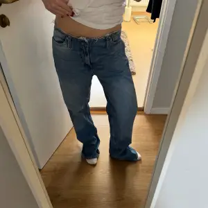 Oversized zara jeans, storlek 40. Sitter väldigt oversize på mig som är 36 i byxor vanligt vis. Säljer pga förstora. Bra skick litet hål/slitna vid foten bak. 