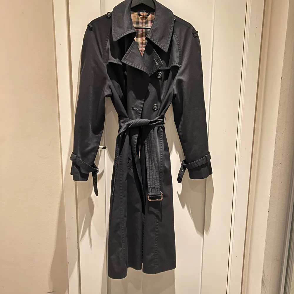 Fantastisk vintage trenchcoat som jag köpt på vinted! Använt den flera gånger men har inte plats i garderoben och väljer därför att sälja vidare. Har superfina detaljer och jättefin passform. Den är i använt skick och har slitna delar vid metalldelar. Jackor.