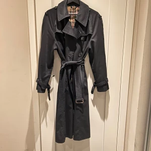 Trenchcoat  - Fantastisk vintage trenchcoat som jag köpt på vinted! Använt den flera gånger men har inte plats i garderoben och väljer därför att sälja vidare. Har superfina detaljer och jättefin passform. Den är i använt skick och har slitna delar vid metalldelar