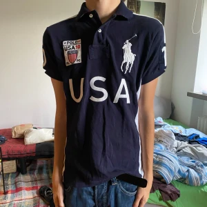 Ralph Lauren USA Polo - Snygg Ralph Lauren tröja med krage i storlek S-M inga hål eller defekter fråga gärna om ni har frågor 🤞