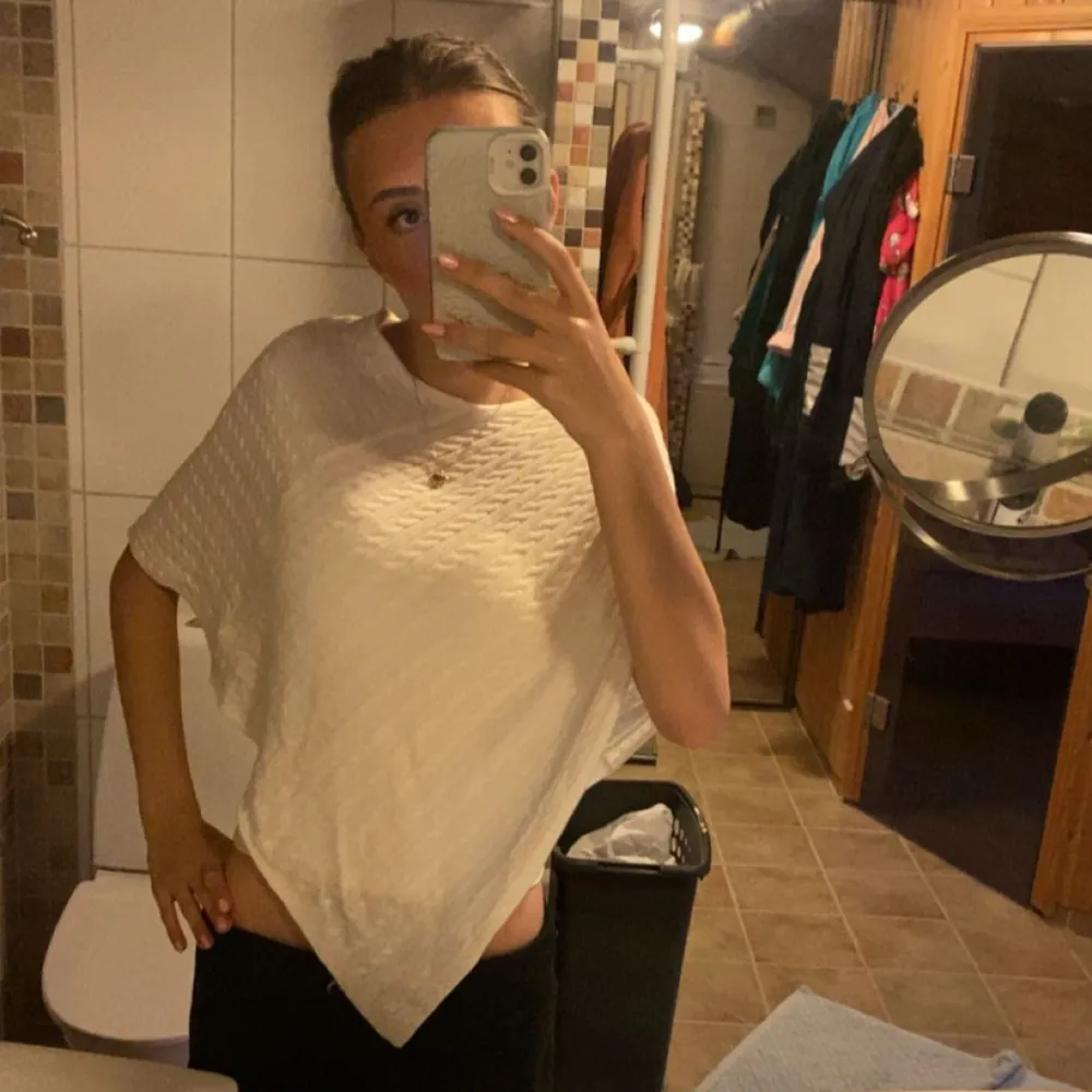 Jättefin vit poncho med fina detaljer och passar perfekt över en t-shirt eller linne. Super mysig och enkel. Perfekt till sommaren! Har aldrig används heller. Står ingen storlek men passar på mig XS/S.. Puserot.