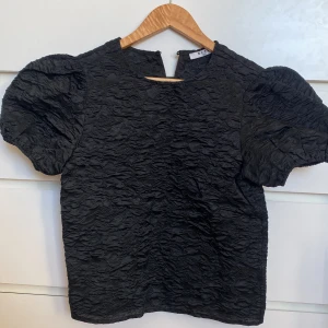 Blus  - En blus från NA-KD som inte kommer till användning längre. På sista bilden kan ni se ett litet hål som knappt syns, därav reducerar jag priset🤩