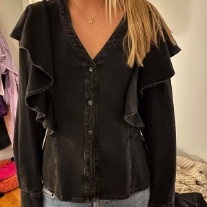 Jeans topp! - Säljer denna jeanstopp från Zara! På sista bilden ser ni att knappen längst ner saknas - men inget man märker tydligt!