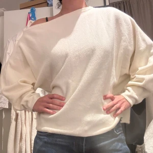 Ginatricot Off-shoulder Tröja - Storlek xs, kräm vit, gott skick, knappt använd Ordinarie pris 350kr
