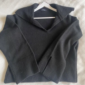 Svart stickad tröja  - Säljer en super fin stickad V ringad tröja från Gina tricot som är i väldigt bra skick då den använts få gånger. Storleken är M!💕