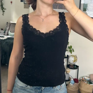 Spetslinne svart - Svart spetslinne i storlek XS men jag skulle snarare säga storlek S/M🖤 Kan mötas upp i Halmstad, alternativt i Göteborg men är inte där lika ofta. Fraktar självklart också!🫶🏻