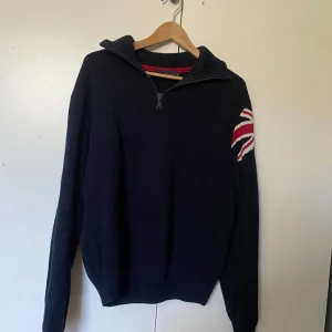 Henri Lloyd - Säljer nu en marinblå Henri Lloyd half zip. Det är storlek M och Storbritanniens flagga sitter på axeln.