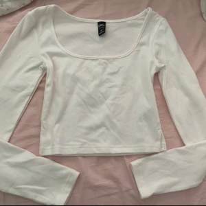 Magtröja - Croppad vit tröja med slit på sidorna, materialet är tjockare vilket passar bra till kallare väder passar Xs mer än S men funkar för båda