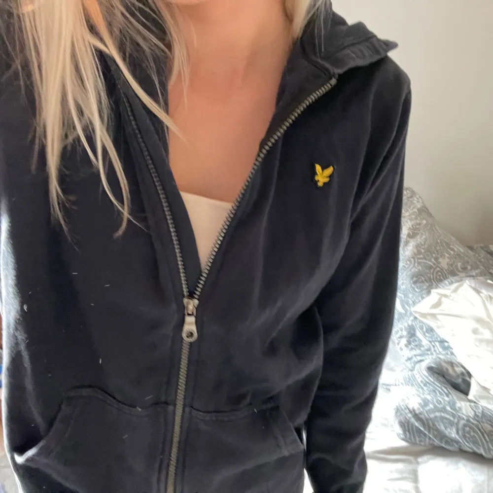 Ziphoodie från lyle&scott. Köpt på kidsbrandstore för 799kr. Använd nån gång bara. Den är doxk tvättat så möjligtvis att den blivit lite ”urtvättad” är i 14-15 år, passar s/m. Hoodies.