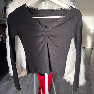 Tröja - Svart urringad tröja, storlek S, superfint skick🥰 Pris går att diskuteras! 