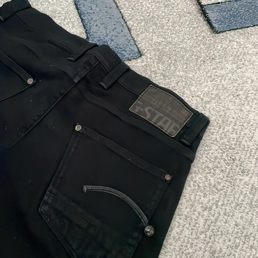 Säljer ett par snygga svarta jeans från G-Star RAW. De har en klassisk femficksdesign med knappar och dragkedja. Jeansen är i en stilren svart färg och har en slim passform. Storlek 33 , 34 ordinarie pris 2200 . Jeans & Byxor.