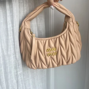 Miu miu väska - Säljer denna otroliga miu miu väskan, köpt second hand så vet ej om den är äkta eller ej. Den är ljusrosa i färgen och som ny☺️