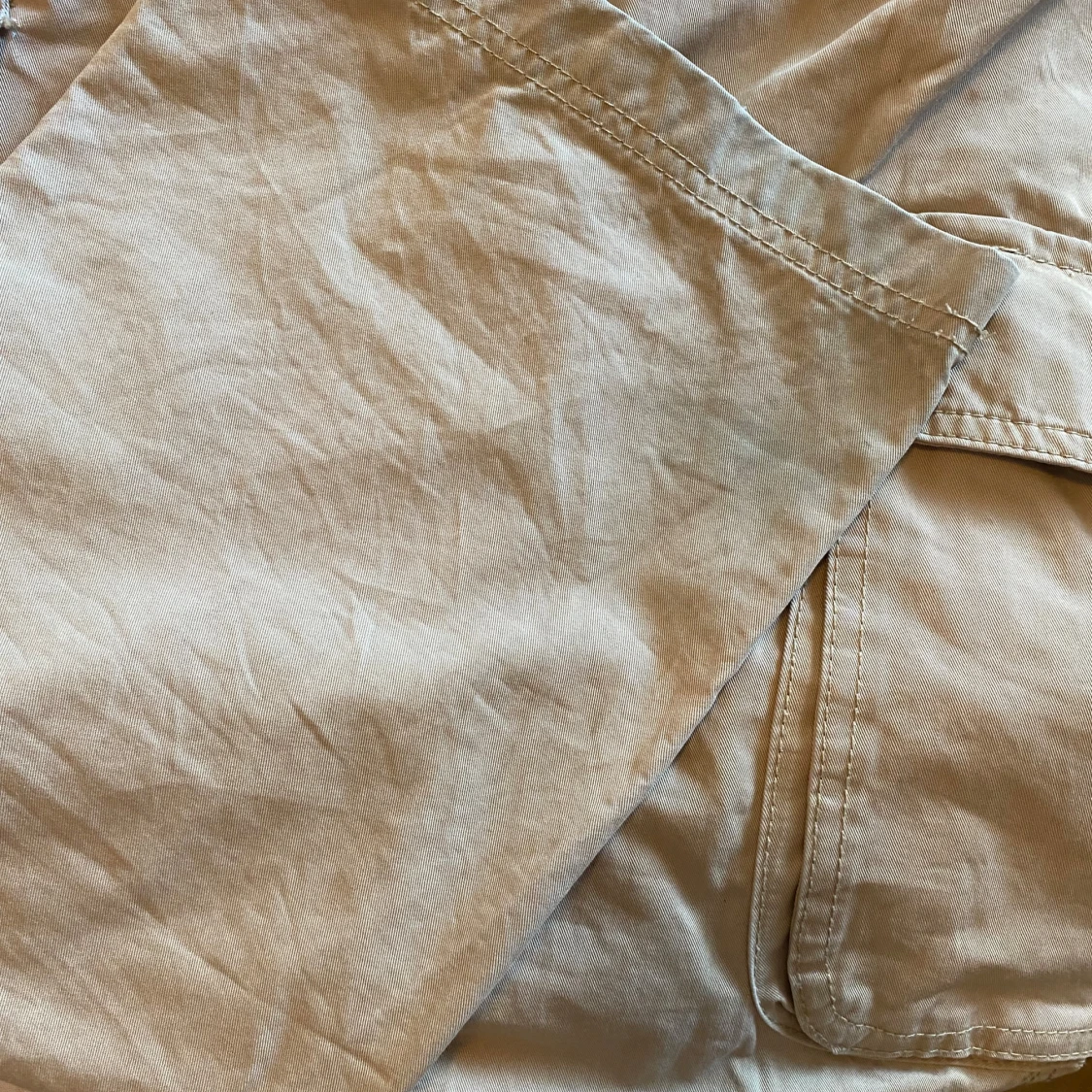 Beige cargobyxor från Ginatricot - 92
