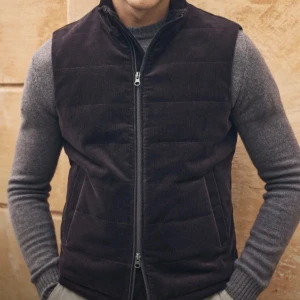 John Henric väst - Helt ny väst från John henric! Tänkt att köpa ny väst? Spara 400 kronor och köp helt oandvänd väst. Ny pris 1299. Original förpackningen ingår och den är såklart äkta. Köpt från John Henric hemsida. Tar även emot byten