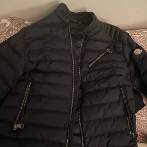 Moncler jacka  - En super fin moncler jacka som är både fin och ren på insidan och utsidan. Marinblå och svart vid färg och kommer i ett super bra skick. Den är använd lite och därför kommer för billigare pris.