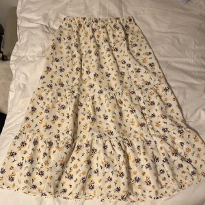 Kjol  - Fin kjol i bra skick med en slits där bak. Köp gärna via Plick och tveka inte att fråga vid funderingar 