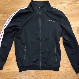 Supply and demand hoddie - Säljer min hoodie som är köpte på jd sports.
