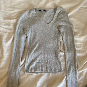 Grå Långärmad tröja!! - En cool långärmad ribbad tröja, med en sne v ringning, storlek xs 💕💕