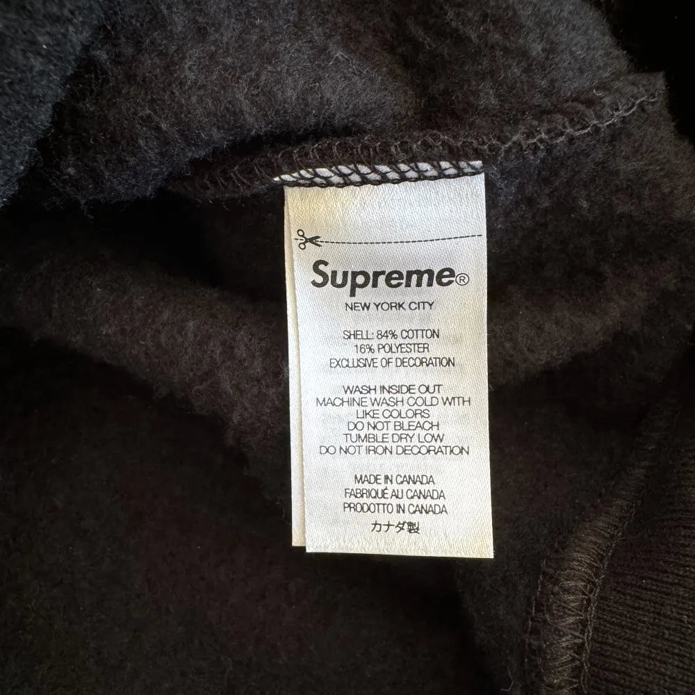 En svart Supreme hoodie helt oanvänd, endast testad, köpt på Supreme i Berlin för 168 euro 1905 SEK, kvitto finns, storlek M. Hoodies.