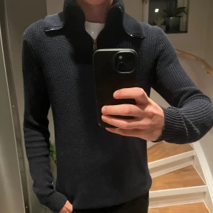 Stickad tröja med krage - Mörkblå stickad tröja med krage Riktigt fet i fint skick