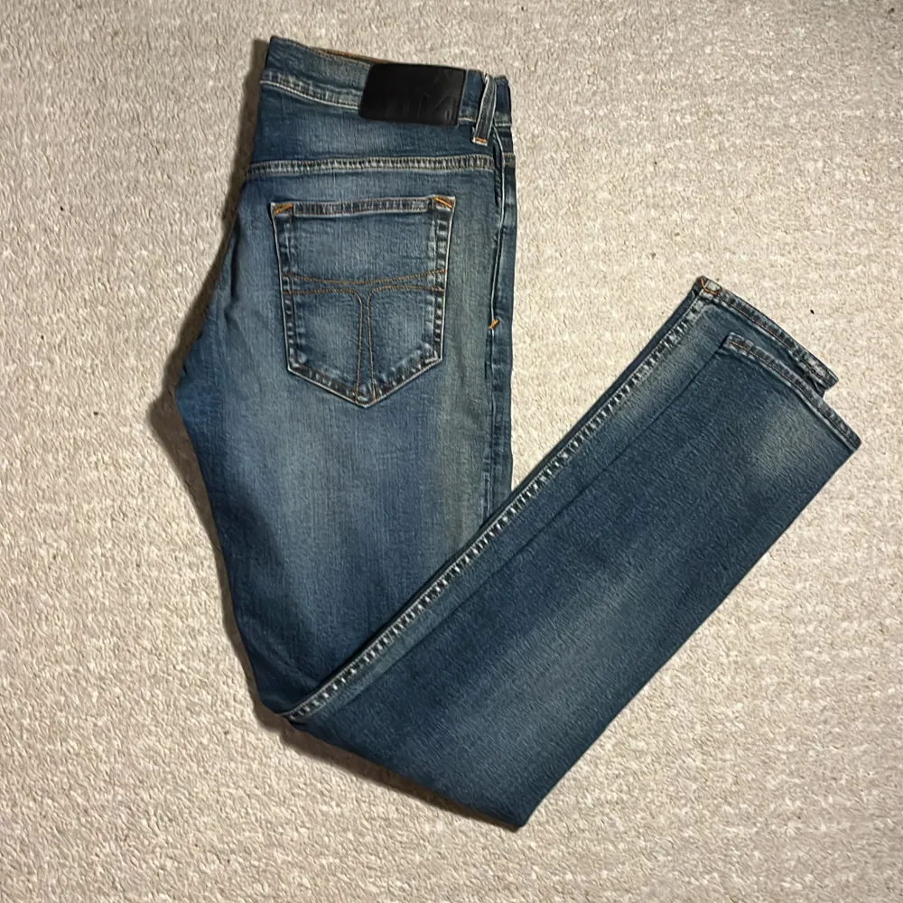 Tja! Säljer detta riktigt feta paret Tiger of Sweden jeans! Bra skick! Nypris ish 1600kr, mitt pris 249kr! Aningen tajt i storlek! Vid minsta fundering tveka inte att kontakta mig! //JeansLabbet. Jeans & Byxor.