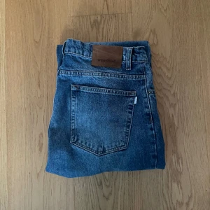 Woodbrid Leroy Blue Vintage Jeans - Woodbrid Leroy Jenas. Relaxad fit. Storlek 33/32