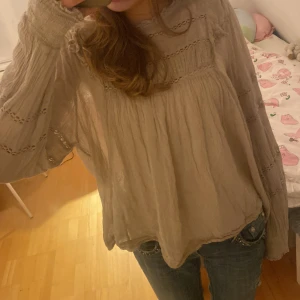 Tröja från neo noir  - Beige tröja från neo noir med volang detaljer, vet inte vilken storlek men skulle säga att det är S-M. Kan diskutera pris💕❤️