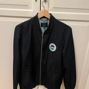 Gant jacka - Hej säljer en väldigt tunn jacka gant x båstad i storlek S!