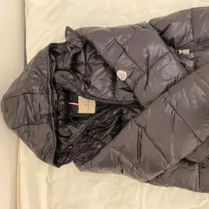 Säljer min helt nya Moncler Maya (storlek 2) eftersom jag vill ha en annan modell. NFC och scanner funkar. Taggen sitter kvar. Inga defekter. Kontakta mig för frågor i DM!