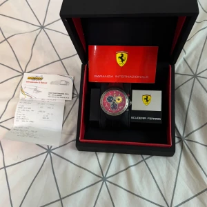 Äkta Ferari klocka  - Säljer min Äkta Ferari klocka köpt i Dubai. Äktighets bevis finns, box ingår. Klockan är värt 4000 kr. Klockan är vattentät vid 50 meter djupt. Super fin klocka som passar både vardag o speciella evenemang. 
