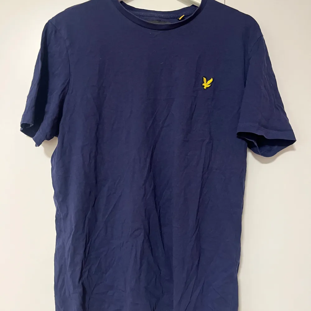 En blå lyle och scott tröja som är i bra skick men lite sliten krage . T-shirts.