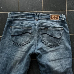 Lee Jeans  - Supersnygga lågmidjade bootcut jeans från lee 💘 Snygg modell men kommer tyvärr inte till användning! Lagade på insidan, kan skicka bild på hur det ser ut. 