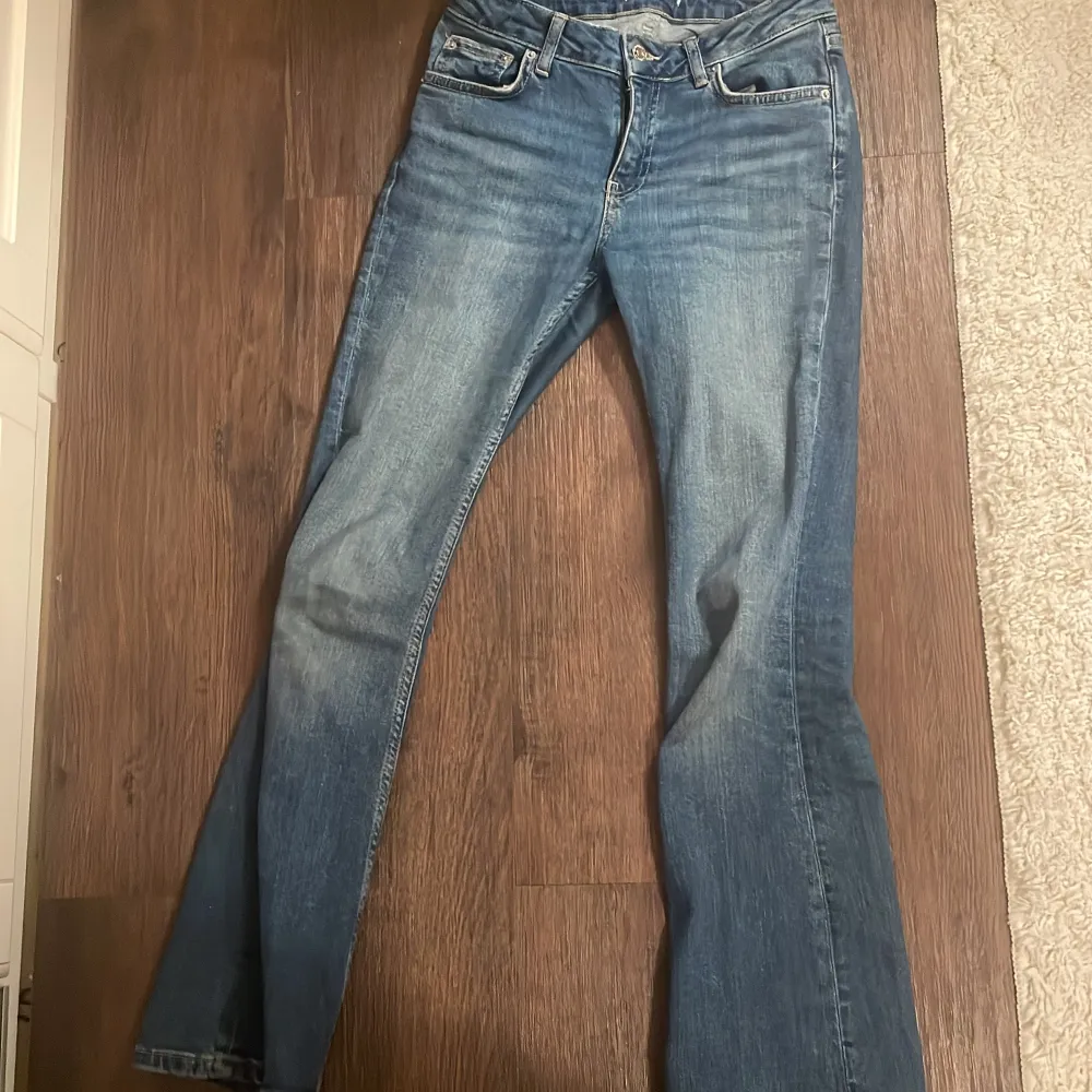 Mina fd favorit jeans från Gina tricot✌🏼 lappen har tyvärr åkt av men passar på mig som är ca 163 cm och är S💘 byxorna är lowaist och flaired 🌸in och fynda för endast 140kr. Jeans & Byxor.