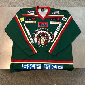 Frölunda indians tröja - Frölunda indians tröja som är i storlek L/XL. Den har den gamla indians loggan på och är k bra skick. Nästan oanvänd.