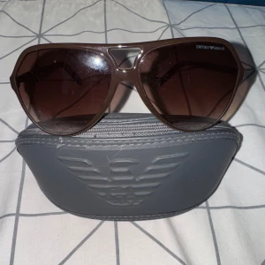 Äkta Armani solbrillor  - Säljer min Armani solglasögon, köpt i Dubai, kvittott är tyvärr borta därför säljs den för mindre pris. De är värda 5000kr 