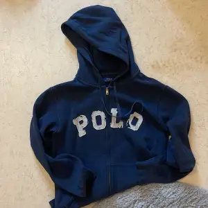 Polo ralph lauren hoodie i M. Marinblå typ?