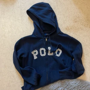 Polo hoodie - Polo ralph lauren hoodie i M. Marinblå typ?