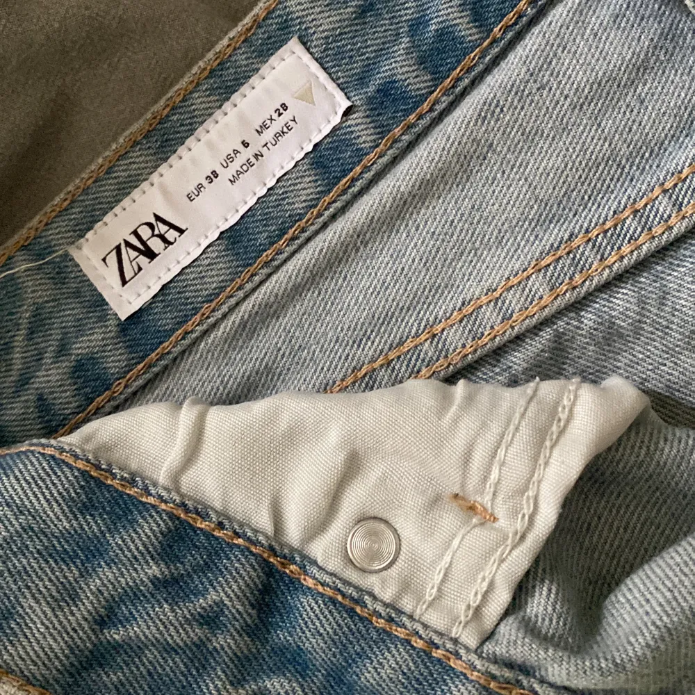 Säljer mina favoooorit Jeans så de inte passar längre.  Jeansen är urtvättad ljusblå. Fickor fram och bak. Midwaist, dem går rakt ner och är lite tajtare vid midjan och låren. . Jeans & Byxor.