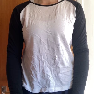 Baseballtröja  - Använt ett fåtal gånger så den är i väldigt bra skick ( skrynklig på bilden men jag tvättar och stryker såklart innan jag skickar den). Bomull. 