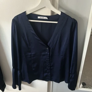 Blus - Mörkblå blus storlek 40/L, passar både M och L. Super fin!!! Matrial satin skulle jag säga med lite stretch. Använd fåtal gånger 