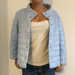 Trekvartsärmad dubbelsidig hernoliknande jacka - Hernoliknande jacka i trekvartsärm som går att vända💞 Kan användas som ljusblå samt grå💞