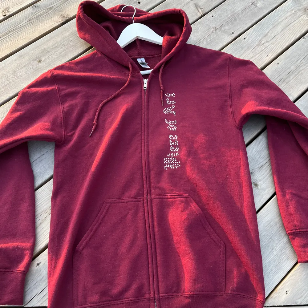 Vinröd rhinestone zip hoodie av mitt märke  Helt nya  Storlekarna finns i Small och i medium Färger finns i mörkblå vinröd svart vit.. Hoodies.