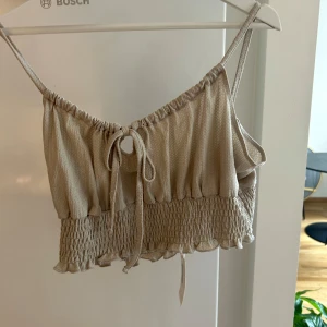 Topp från Nelly - Nyskick prislapp kvar! Storlek L men väldigt liten i storleken. 