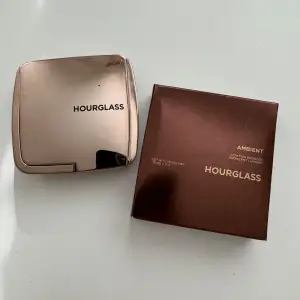 Säljer denna bronzer från HOURGLASS då den har lite för varm ton för min hud. Superfin och ser jättebra ut på. Använt få gånger. Färg: Radiant bronzer Light❤️ Original pris: 709kr